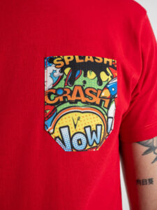 V2 T-shirt in cotone con taschino stampa fumetti Rossa (5)