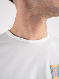 V2 T-shirt in cotone con taschino stampa lego Bianca (2)