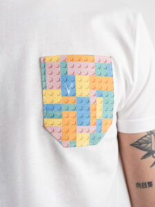 V2 T-shirt in cotone con taschino stampa lego Bianca (3)