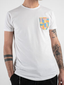 V2 T-shirt in cotone con taschino stampa lego Bianca (4)
