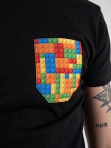 V2 T-shirt in cotone con taschino stampa lego Nera (3)