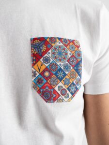 V2 T-shirt in cotone con taschino stampa maiolica Bianca (1)