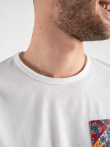 V2 T-shirt in cotone con taschino stampa maiolica Bianca (4)