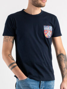 V2 T-shirt in cotone con taschino stampa maiolica Blu (2)