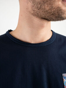 V2 T-shirt in cotone con taschino stampa maiolica Blu (3)