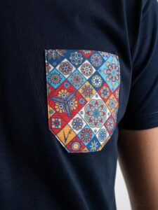 V2 T-shirt in cotone con taschino stampa maiolica Blu (4)