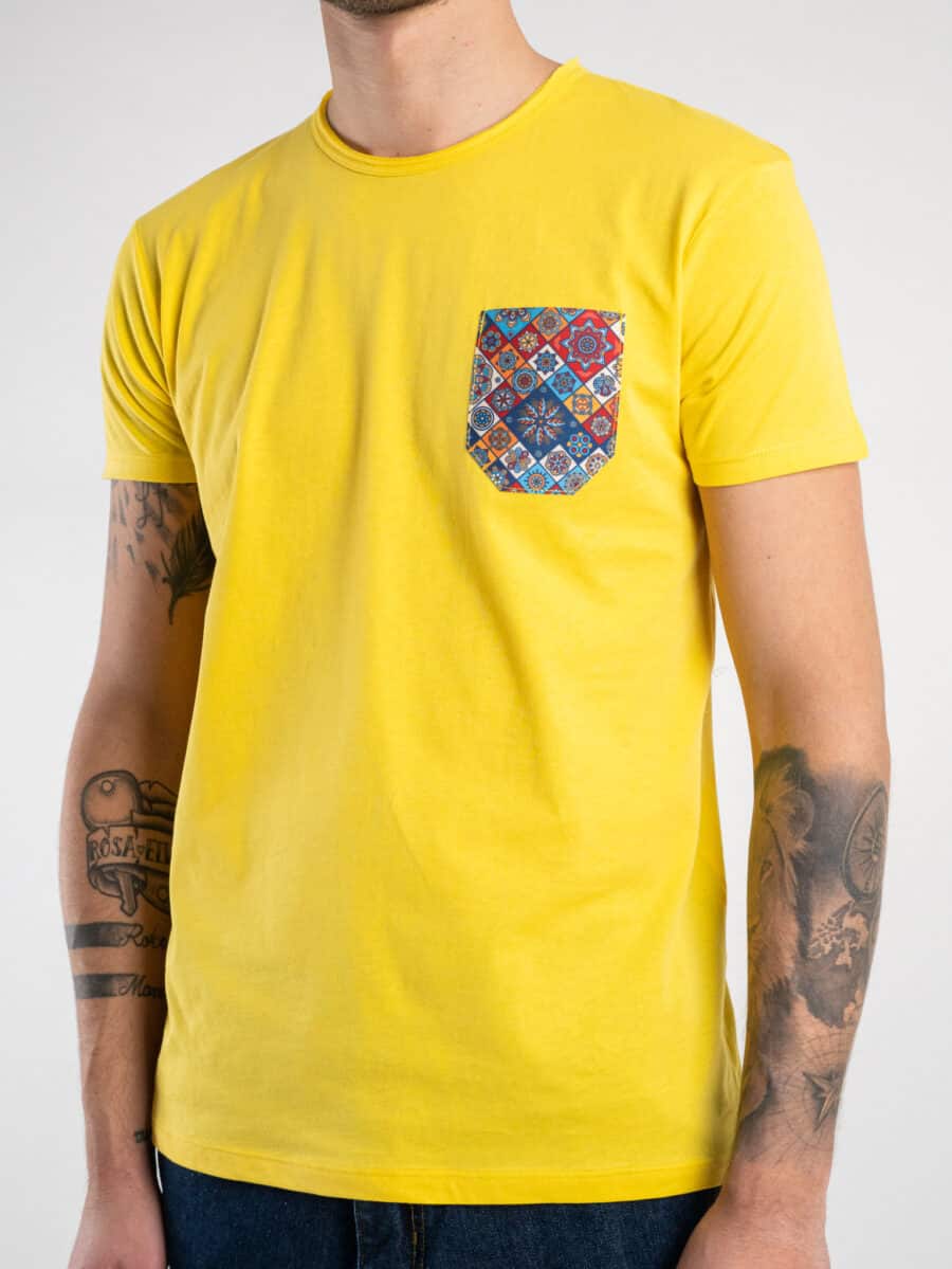 V2 T-shirt in cotone con taschino stampa maiolica Gialla