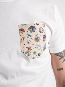 V2 T-shirt in cotone con taschino stampa tattoo Bianca (1)