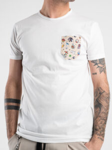 V2 T-shirt in cotone con taschino stampa tattoo Bianca (3)