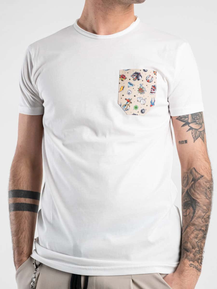 V2 T-shirt in cotone con taschino stampa tattoo Bianca
