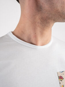 V2 T-shirt in cotone con taschino stampa tattoo Bianca (4)