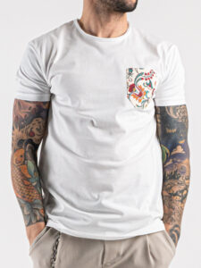 V2 T-shirt in cotone con taschino stampa tropicale Bianca2