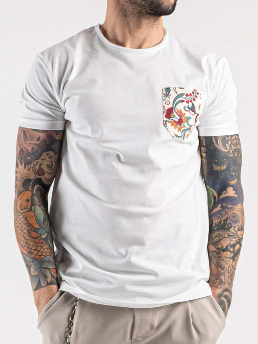 V2 T-shirt in cotone con taschino stampa tropicale Bianca