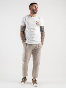 V2 T-shirt in cotone con taschino stampa tropicale Bianca3