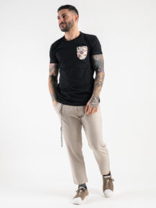 V2 T-shirt in cotone con taschino stampa tropicale Nera1