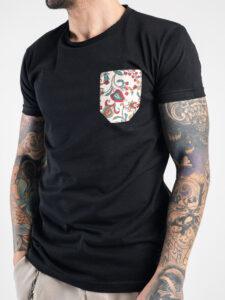 V2 T-shirt in cotone con taschino stampa tropicale Nera2