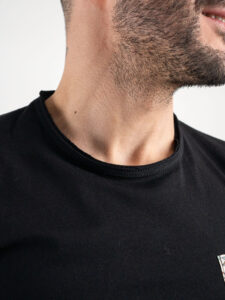 V2 T-shirt in cotone con taschino stampa tropicale Nera3
