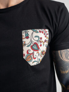 V2 T-shirt in cotone con taschino stampa tropicale Nera4