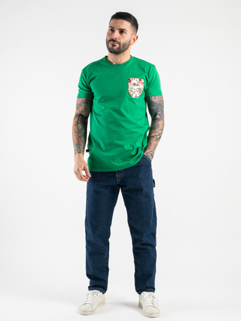 V2 T shirt in cotone con taschino stampa tropicale Verde2 V2 V2 T-shirt in cotone con taschino stampa tropicale Verde