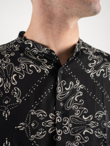 ESTASI Camicia in viscosa con collo coreana fantasia floreale PEYOTE Nera3