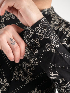 ESTASI Camicia in viscosa con collo coreana fantasia floreale PEYOTE Nera4