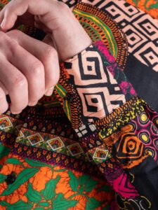ESTASI Camicia in viscosa con collo coreana fantasia maori LAZZA Nera5