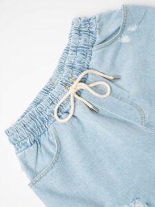 ESTASI Jeans cropped con coulisse e rotture MESSI Azzurro Chiaro1