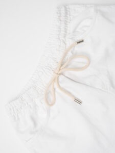 ESTASI Jeans leggero cropped con coulisse e rotture MESSI Bianco5