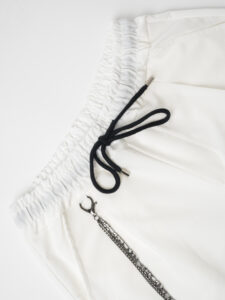 ESTASI Pantalaccio leggero corto alla caviglia con coulisse e catenella MAN CITY Bianco1