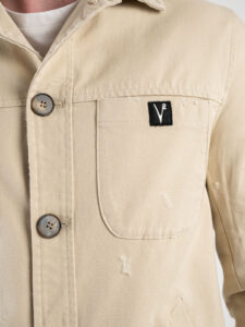 V2 Giacchetta sahariana leggera e sportiva con bottoni, tasche e mini patch logo GUSSAH Sabbia3
