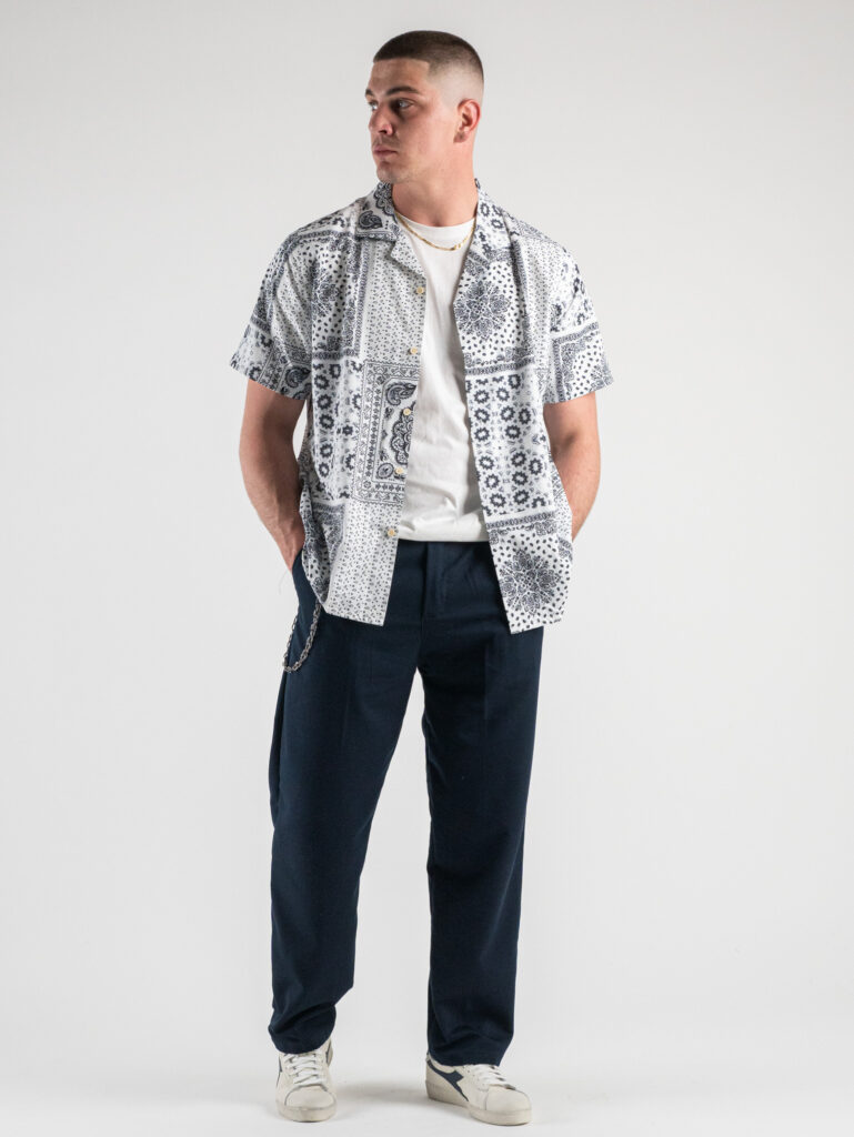 Camicia 100 Viscosa a mezze maniche fantasia bandana BC0057 BiancaNera3 Outfit