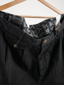 BERNA Pantalone over rigato con pinces 223220 Nero2