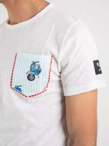BERNA T-shirt basica con taschino fantasia vespe righe 230076 Bianca1
