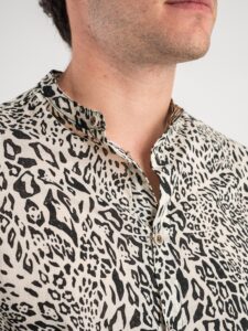 ESTASI Camicia in cotone fantasia animalier con collo coreana 4001 Bianca:Nera3