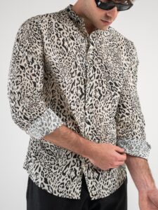ESTASI Camicia in cotone fantasia animalier con collo coreana 4001 Bianca:Nera4