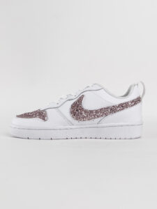 NIKE Court customizzata a mano con Glitter davanti e sul baffo1