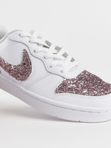 NIKE Court customizzata a mano con Glitter davanti e sul baffo2