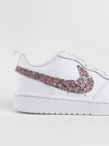 NIKE Court customizzata a mano con Glitter davanti e sul baffo3