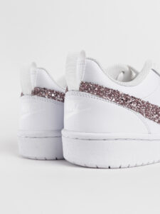 NIKE Court customizzata a mano con Glitter davanti e sul baffo6