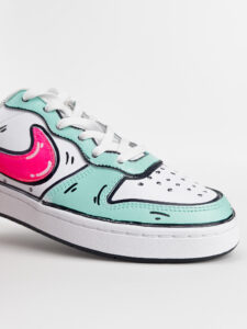 NIKE Court customizzata a mano con dettagli menta e baffo fucsia1