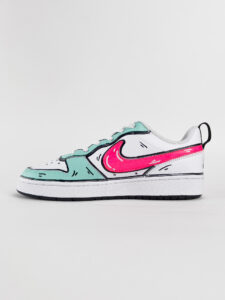 NIKE Court customizzata a mano con dettagli menta e baffo fucsia3
