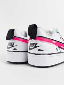 NIKE Court customizzata a mano con dettagli menta e baffo fucsia5