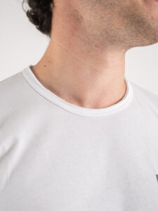 V2 T-shirt in cotone con taschino bianco stampa floreale (1)