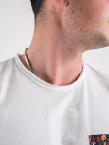 V2 T-shirt in cotone con taschino stampa fiorellini Bianca (1)