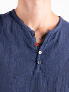 T-shirt serafino in cotone leggermente lavorato con bottoni colorati 16003 Blu2