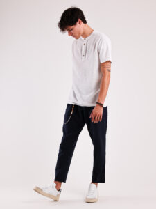 T-shirt serafino in cotone leggermente lavorato con bottoni in legno 13567 Bianca2