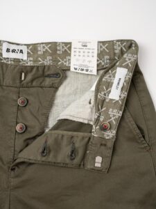 BERNA Pantalone chinos slim AI 233151 Verde Militare (1)