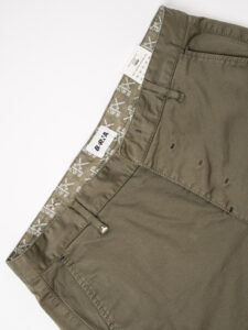 BERNA Pantalone chinos slim AI 233151 Verde Militare (2)