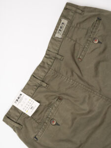 BERNA Pantalone chinos slim AI 233151 Verde Militare (3)