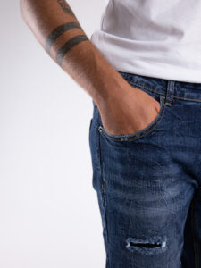 BL11 Jeans regular slavato con rotture BL90530 Azzurro6